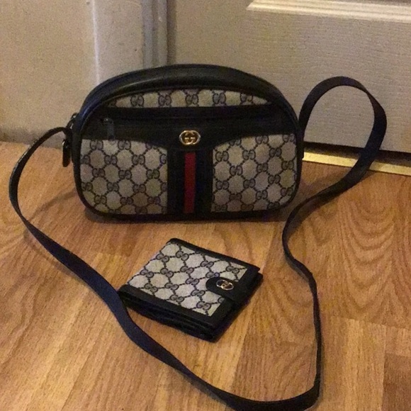 Gucci Handbags - Gucci Vintage crossbody with wallet